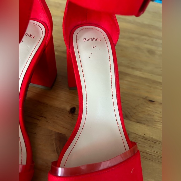 Bright Red sandals with block heels for parties and outings. - Picture 2 of 4